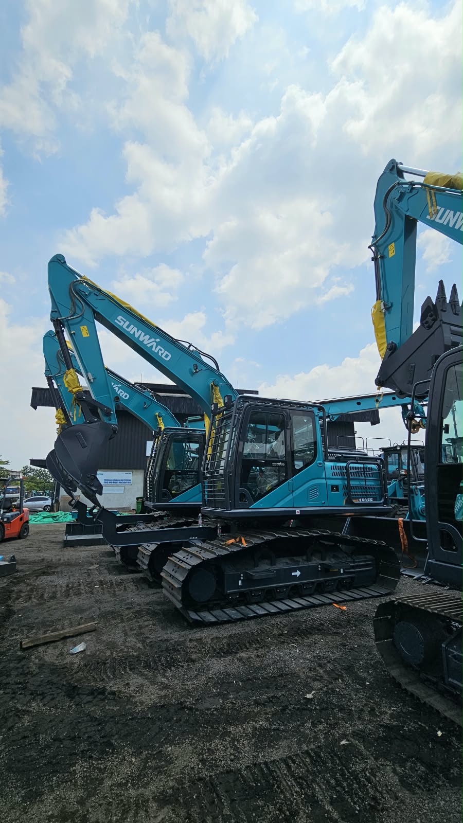 Excavator Sunward SWE150EF di halaman unit