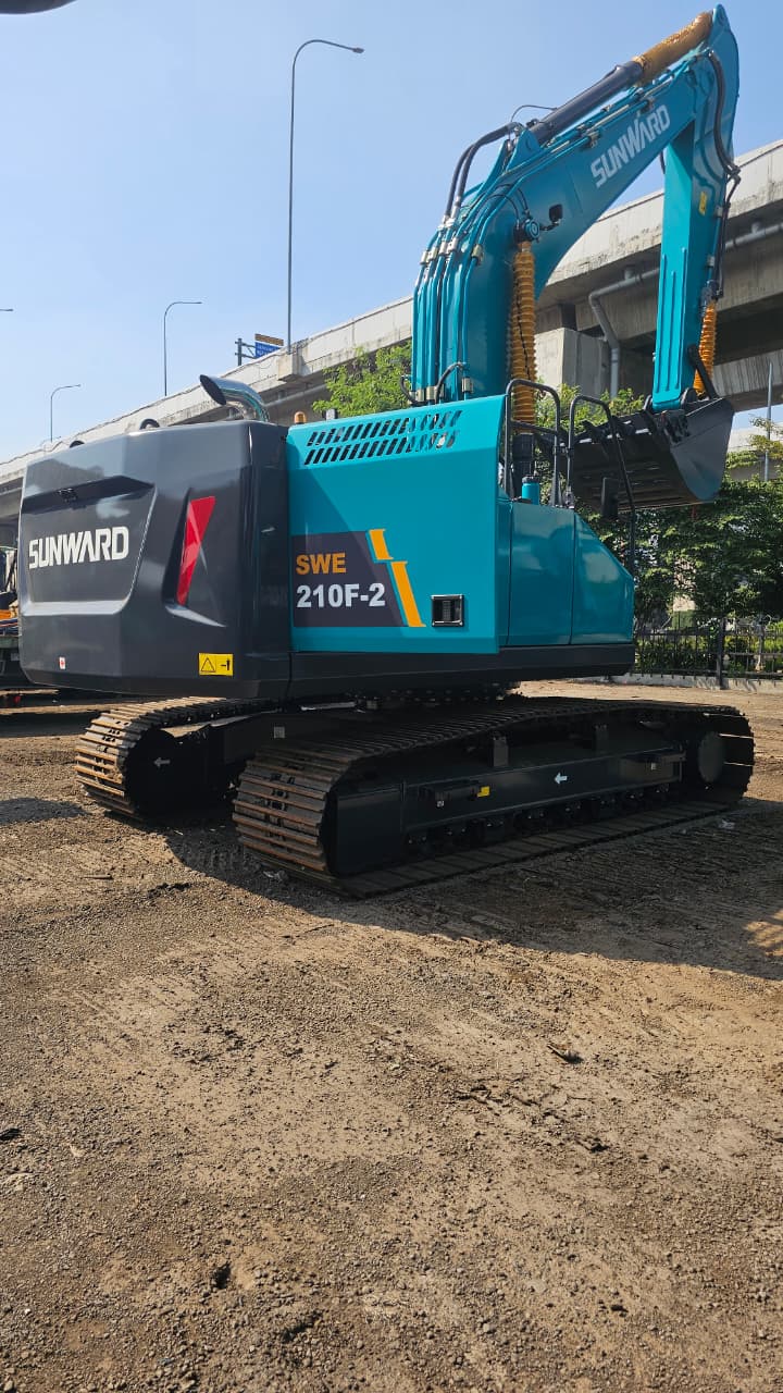 Excavator Sunward SWE210F-2 di area tanah